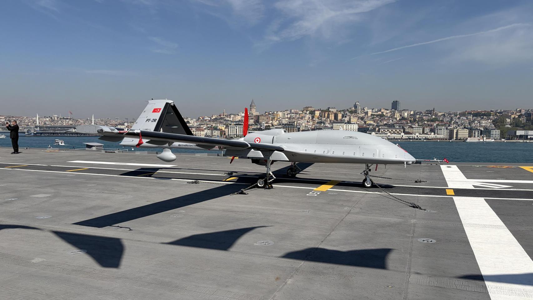 Dron TB-3 en la cubierta de vuelo del TCG Anadolu