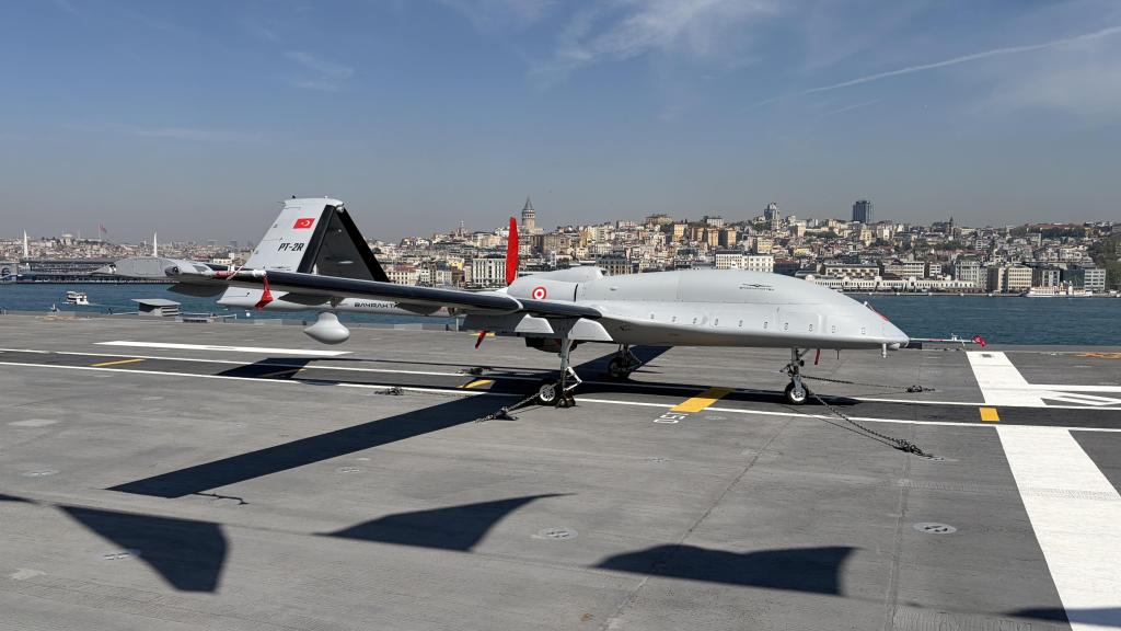 Dron TB-3 en la cubierta de vuelo del TCG Anadolu