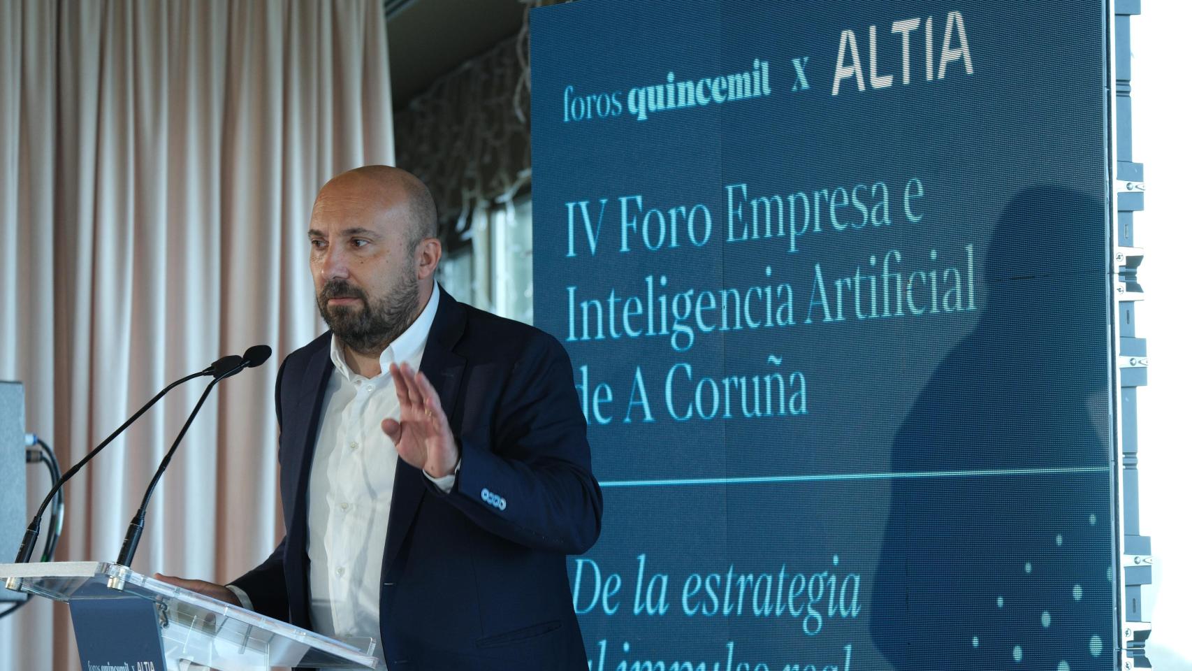 El concelleiro de Economía de A Coruña, José Manuel Lage, en el Foro Empresa e Inteligencia Artificial de Quincemil y ALTIA.