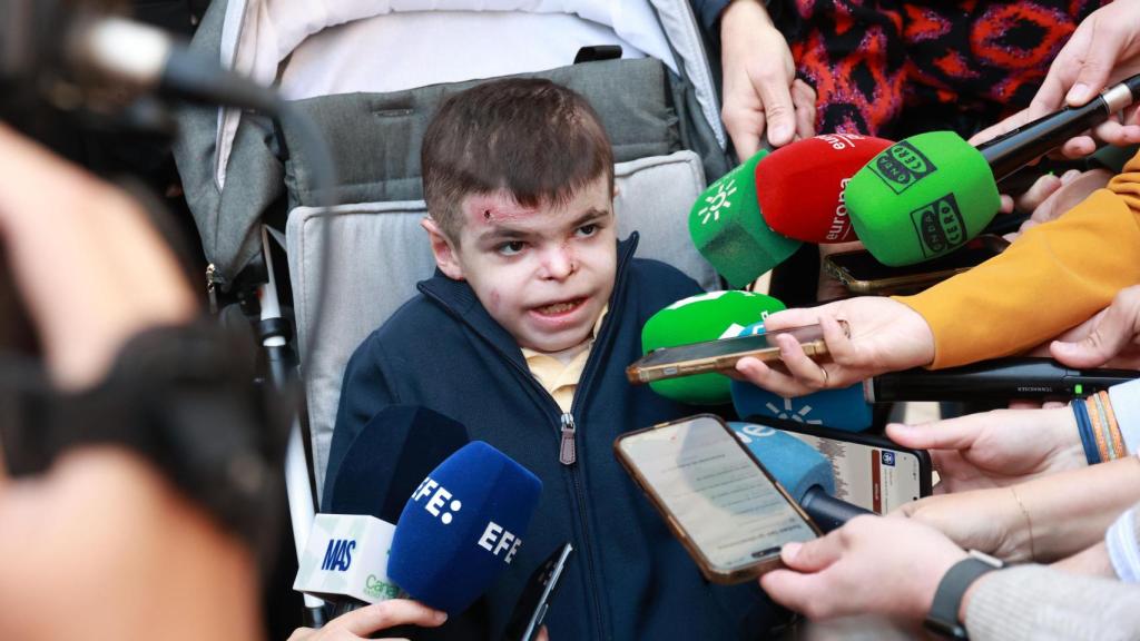 Leo García, el joven sevillano de 12 años afectado por epidermólisis bullosa, enfermedad genética rara y sin cura.