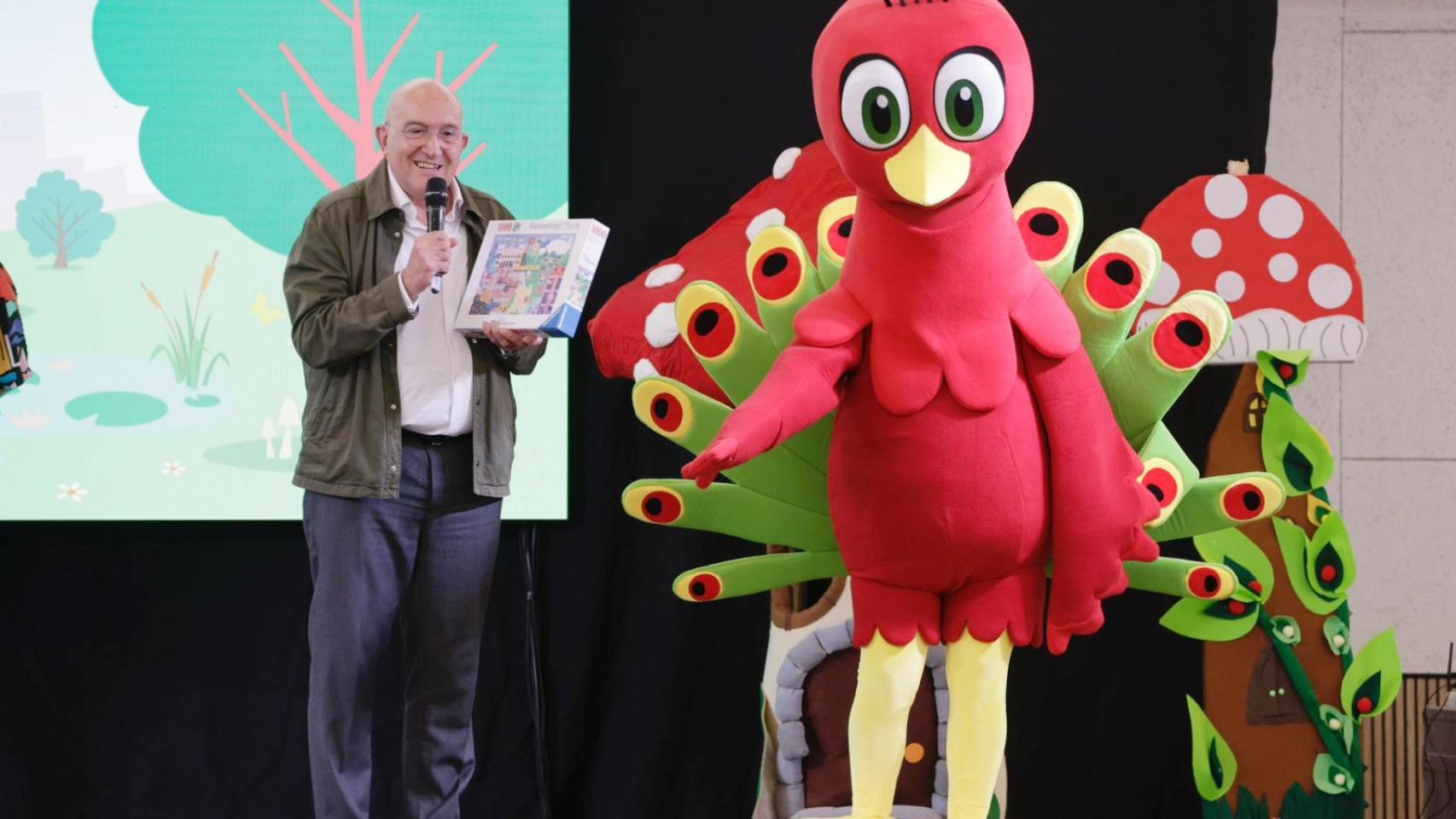 El alcalde de Valladolid, Jesús Julio Carnero y el pavo real Miguel, la nueva mascota infantil de la ciudad.