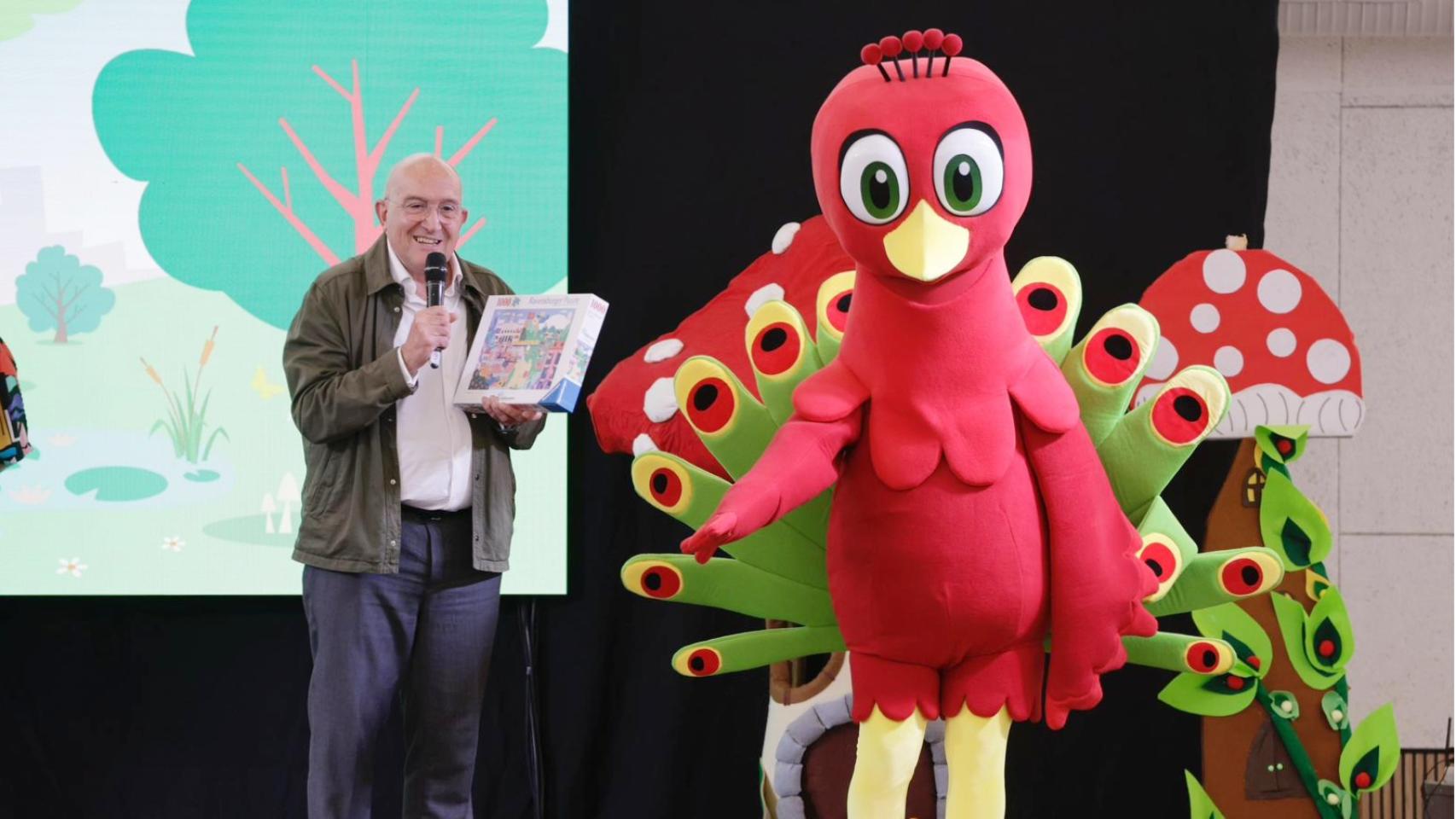 El alcalde de Valladolid, Jesús Julio Carnero y el pavo real Miguel, la nueva mascota infantil de la ciudad.