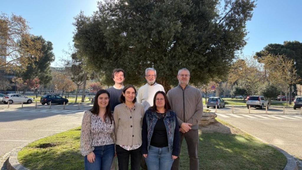 Parte de los autores que participaron de la investigación: De izquiera a derecha; Javier Sanz Pons, Julio Montoya, Eduardo Ruiz Pesini. Delante: Celia Aladrén Herrer, Pilar Bayona Bafaluy y Ester López Gallardo.