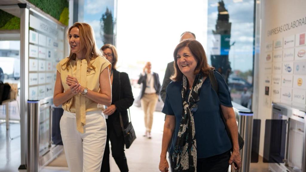 La presidenta de la Universidad Católica de San Antonio, María Dolores García Mascarell, y la consejera de Empresa, Marisa López Aragón, este miércoles, en el inicio del evento.