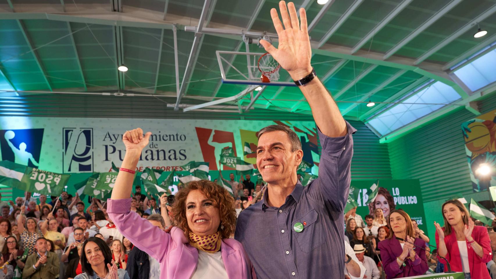 María Jesús Montero y Pedro Sánchez, este miércoles en un mitin en Pulianas (Granada).