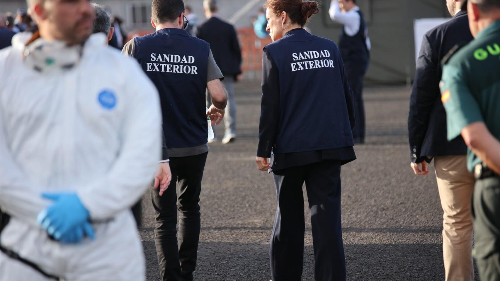 Mónica García, ministra de Sanidad, junto a su equipo durante el desembarco de los pasajeros del hantavirus