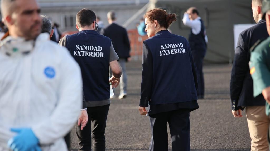 Mónica García, ministra de Sanidad, junto a su equipo durante el desembarco de los pasajeros del hantavirus