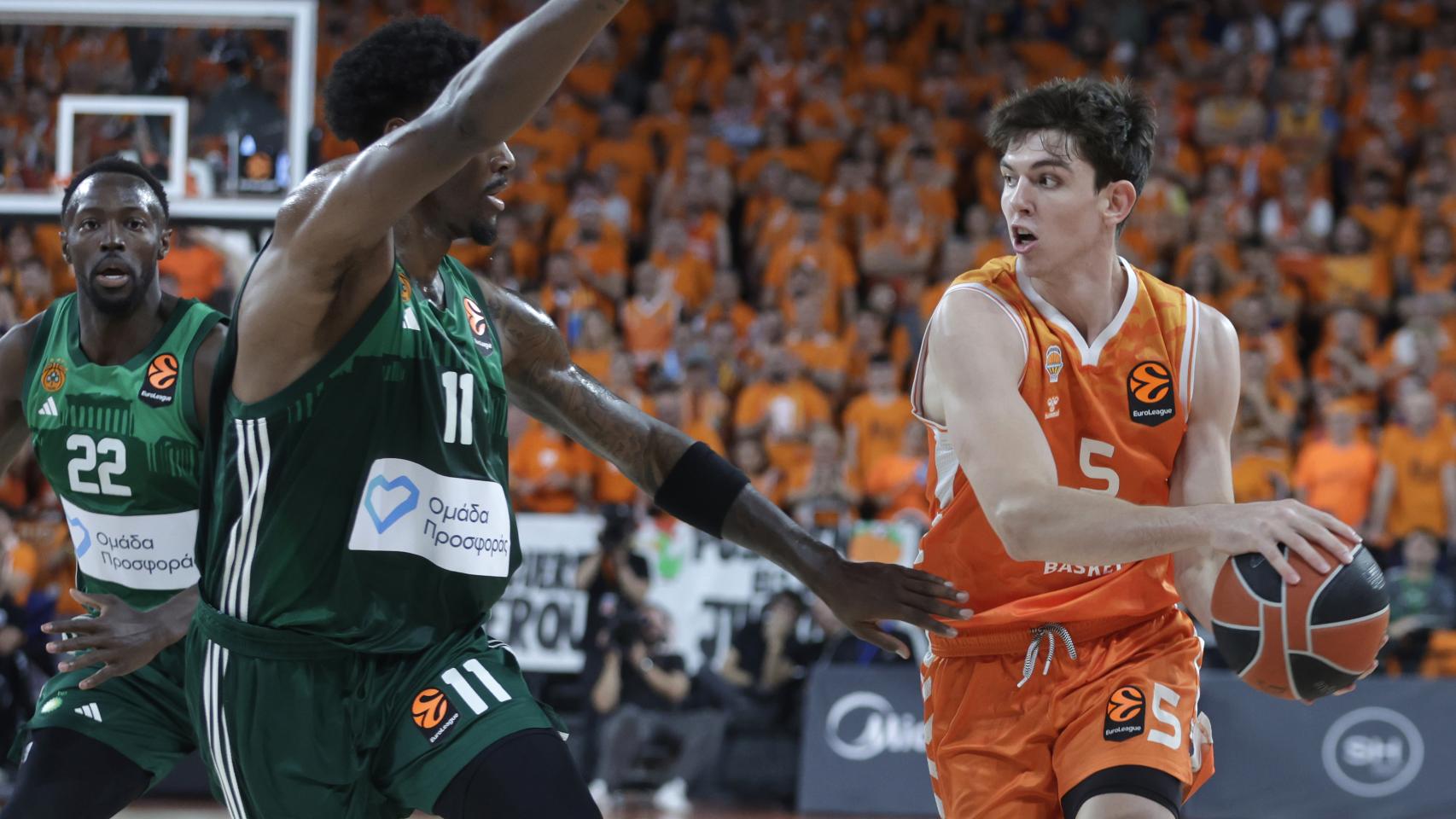 Sergio de Larrea intenta superar a Nigel Hayes-Davis.