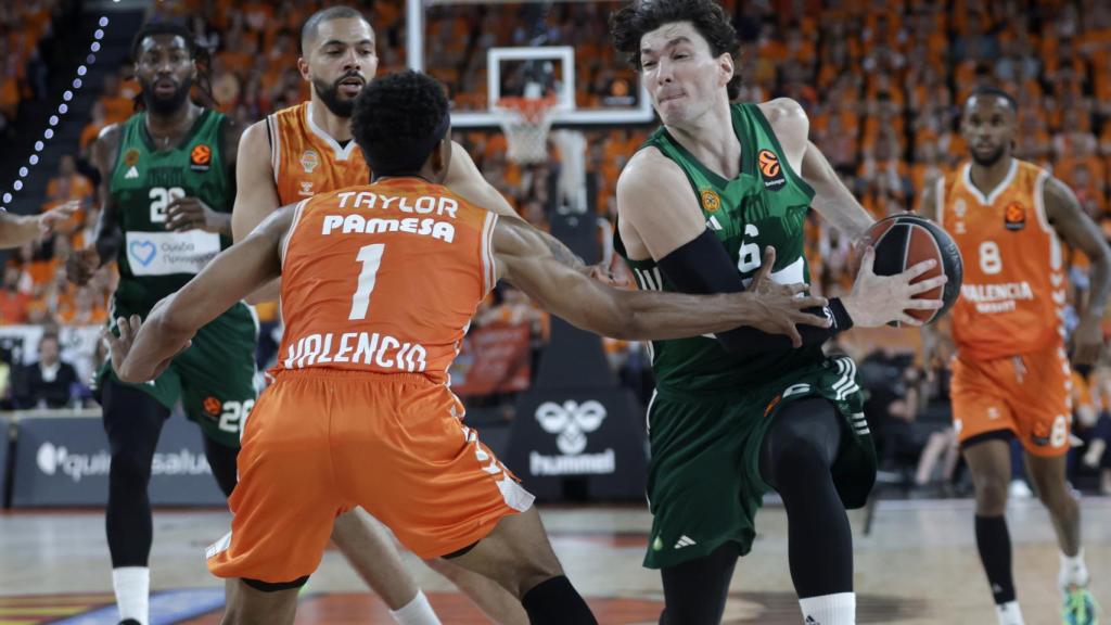 Cedi Osman entra a canasta ante Kameron Taylor.