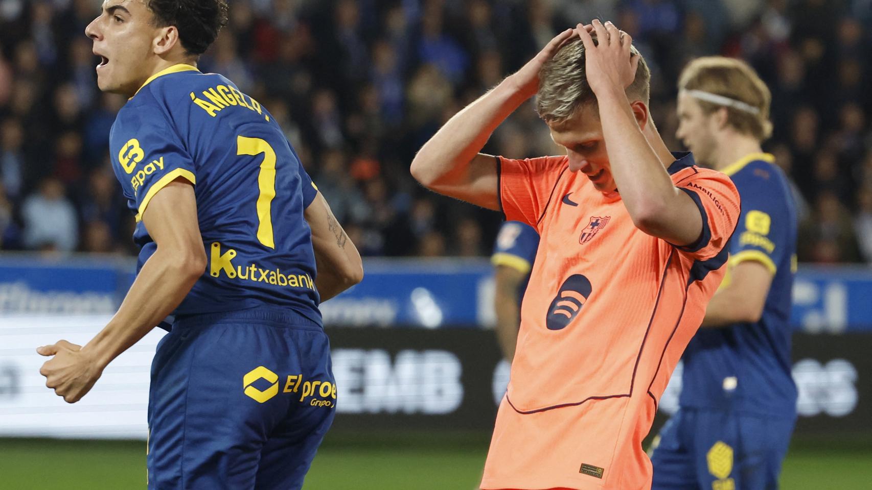 Dani Olmo se lamenta por una ocasión fallada ante el Alavés.