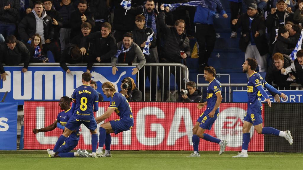 Los jugadores del Alavés celebran el gol de Diabate.
