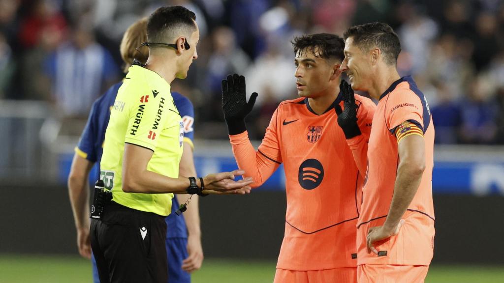 Pedri y Lewandowski le protestan una acción a Sánchez Martínez.