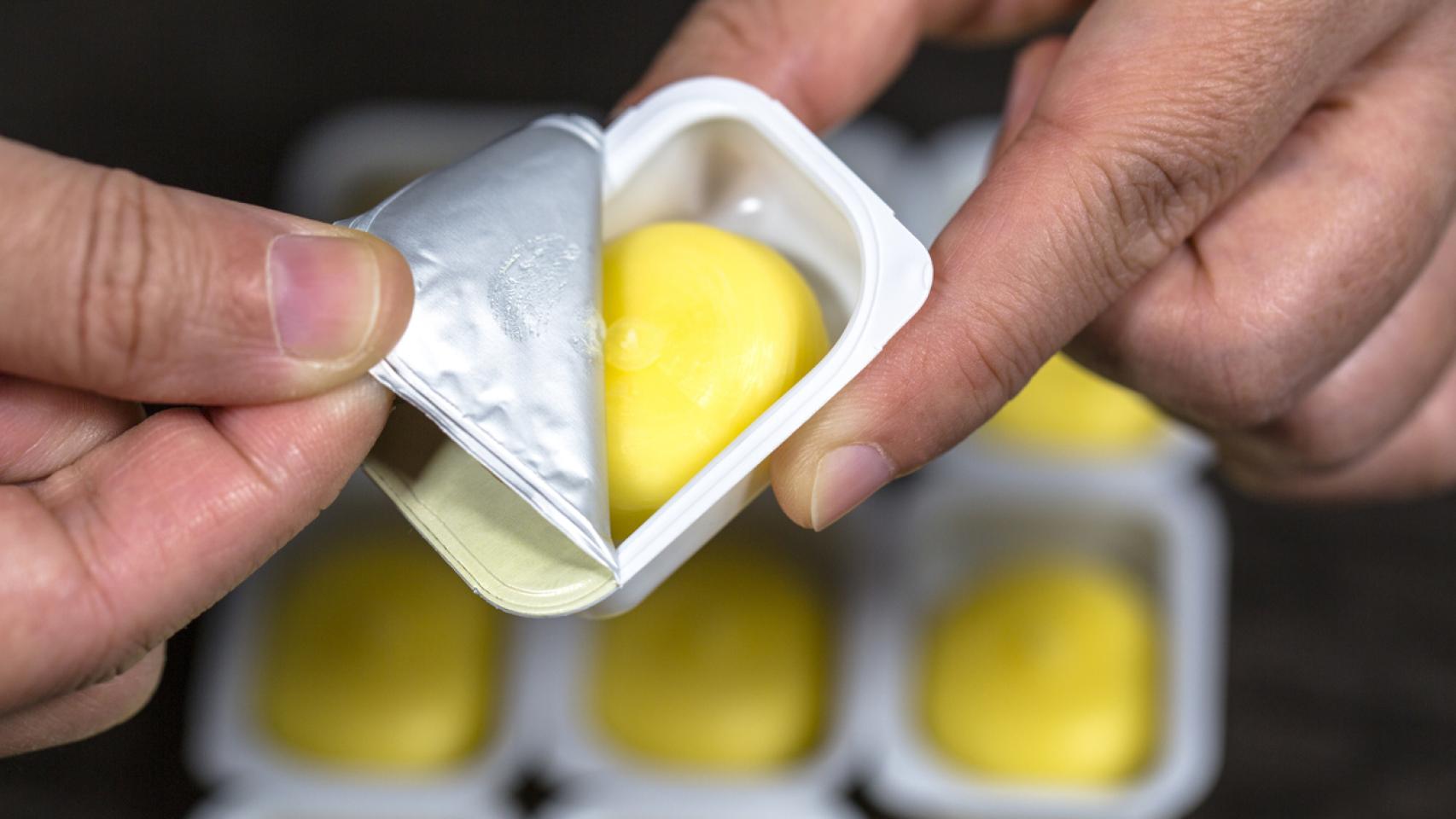 Un envase de mantequilla en monodosis.