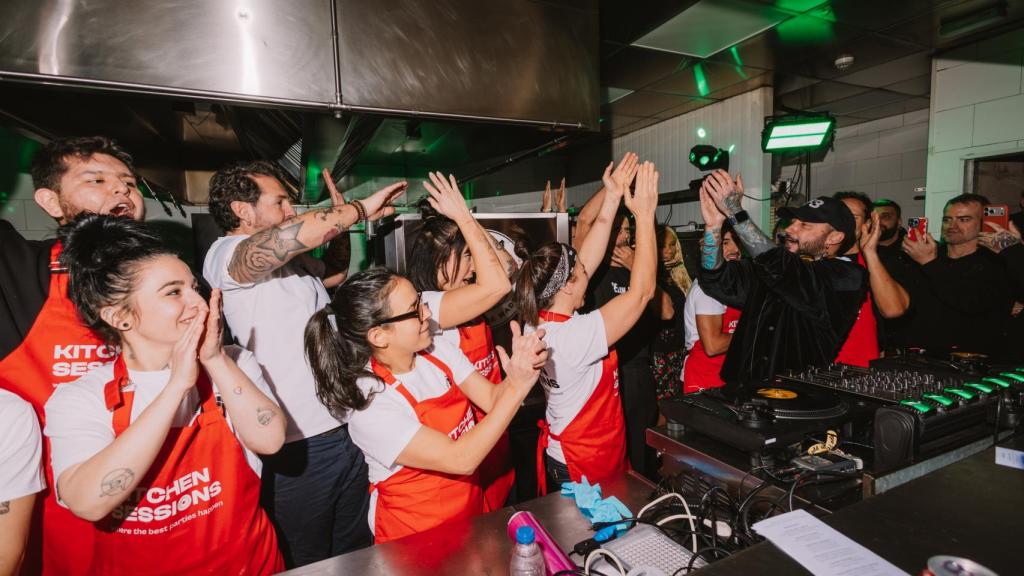 Chefs y DJ's celebrando una buena sesión.