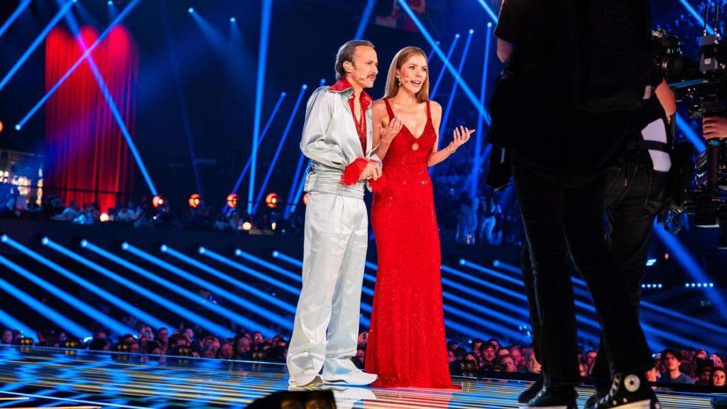 Victoria Swarovski y Michael Ostrowski, los presentadores de Eurovisión 2026, en la primera semifinal.