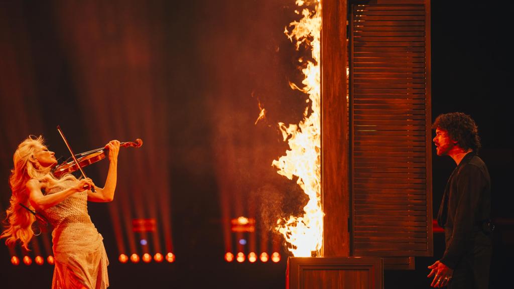 Los finlandeses Linda Lampenius y Pete Parkkonen durante la primera semifinal de Eurovisión.