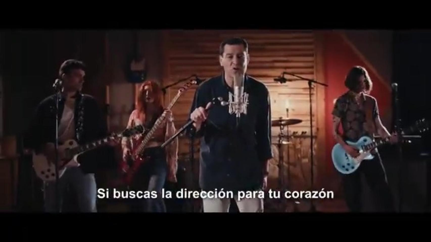 Juanma Moreno lo hace oficial con videoclip y todo: es él quien canta la canción de su campaña rememorando sus años mozos