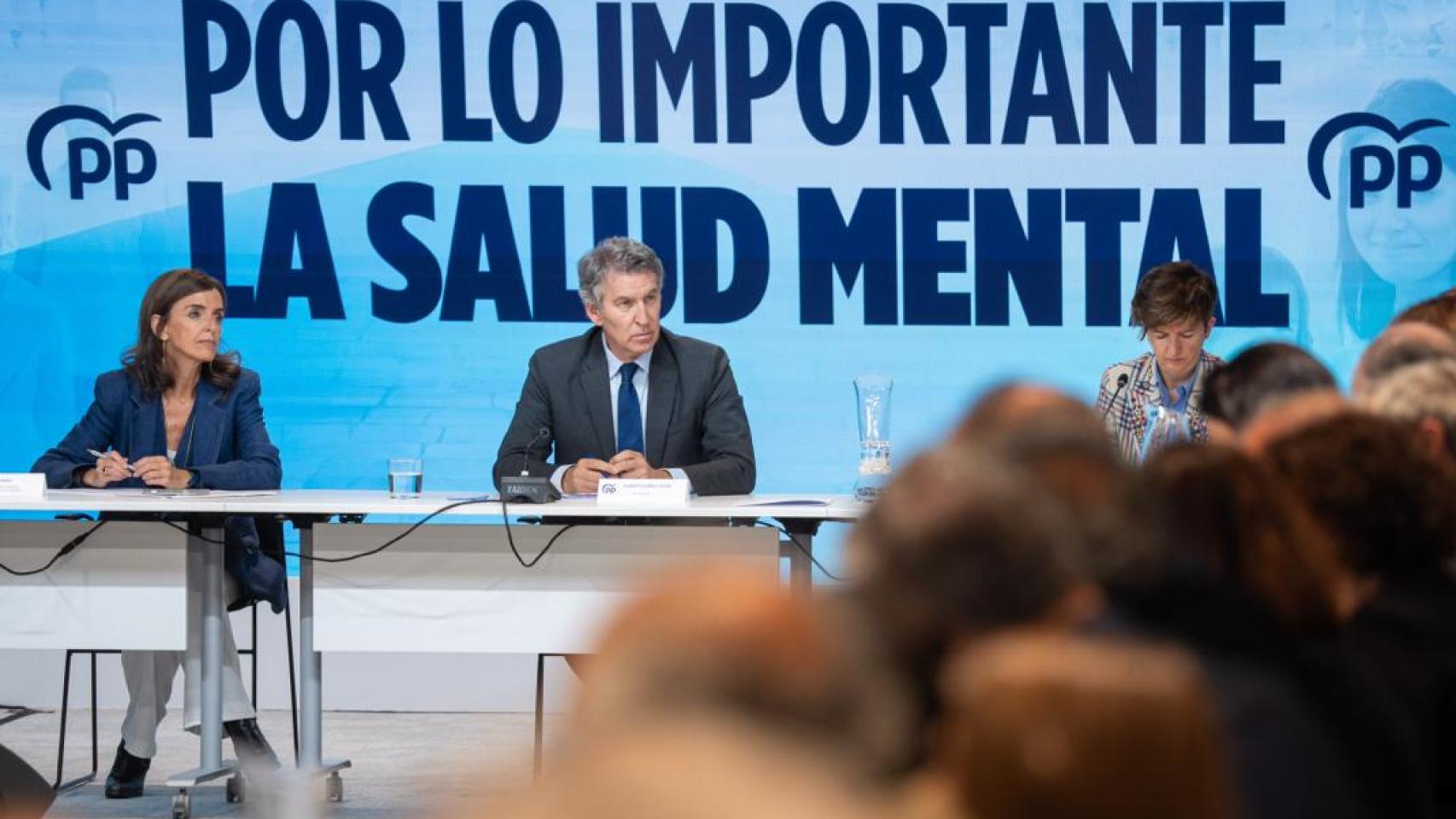 Alberto Núñez Feijóo, entre Carmen Fúnez y Mercedes Navío, ante la Mesa de expertos en salud mental, este miércoles en la sede del PP.