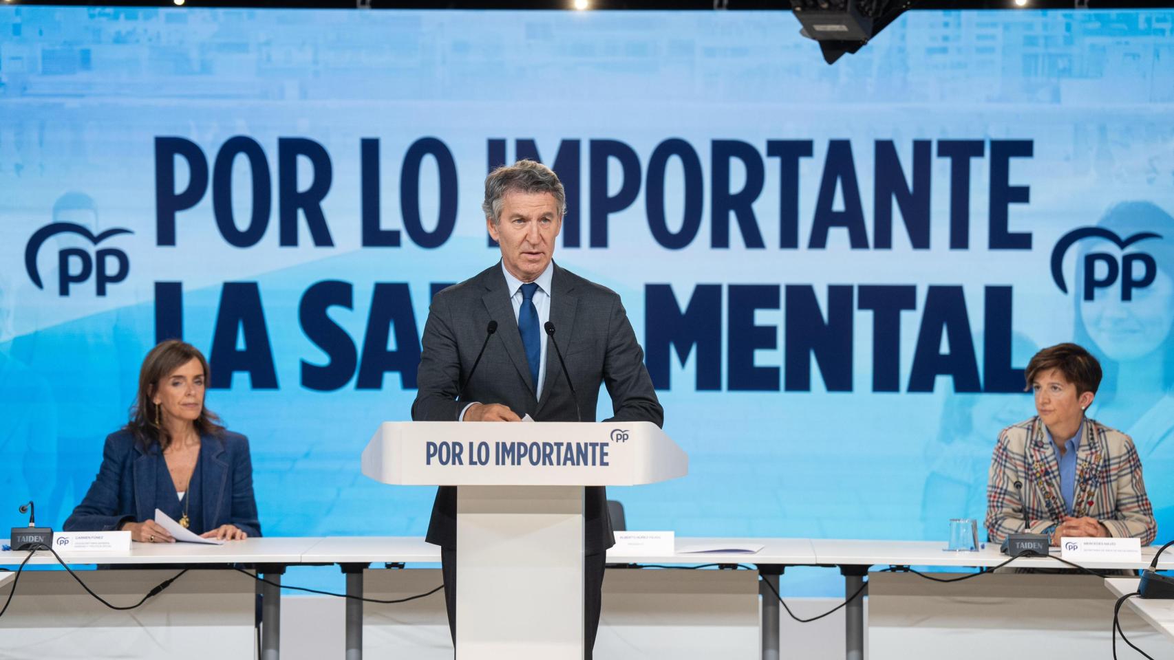Alberto Núñez Feijóo, entre Carmen Fúnez y Mercedes Navío, durante su discurso ante la Mesa de Salud Mental, este miércoles en la sede del PP.