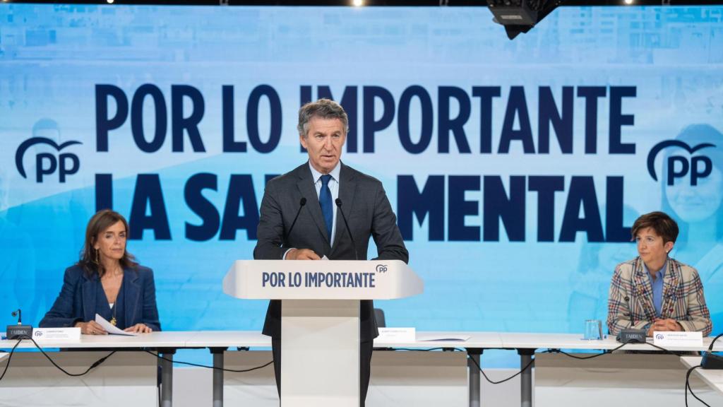 Alberto Núñez Feijóo, entre Carmen Fúnez y Mercedes Navío, durante su discurso ante la Mesa de Salud Mental, este miércoles en la sede del PP.