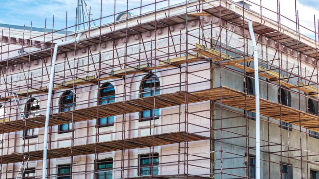 Obra con andamios en edificio.