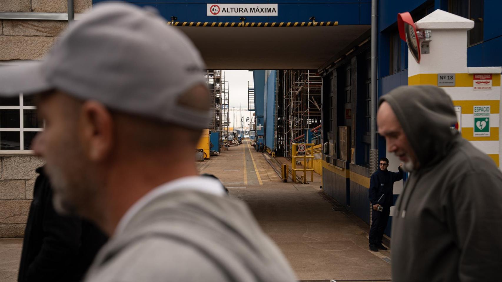 Trabajadores del Metal ante un astillero en Vigo, vacío en la jornada de huelga, a 13 de mayo de 2026