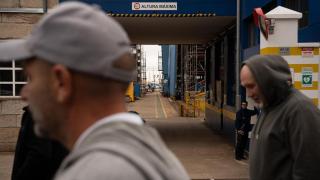 Trabajadores del Metal ante un astillero en Vigo, vacío en la jornada de huelga, a 13 de mayo de 2026
