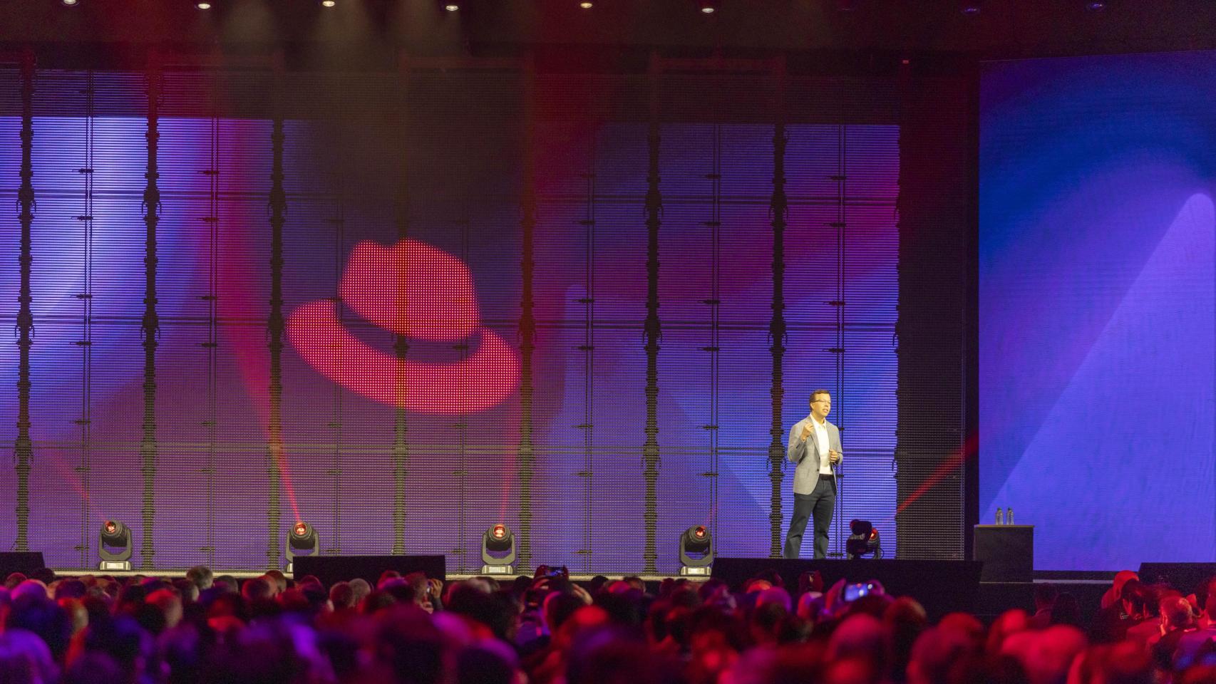 El CEO de Red Hat, Matt Hicks, durante la 'keynote' del evento.