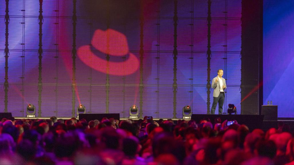 El CEO de Red Hat, Matt Hicks, durante la 'keynote' del evento.