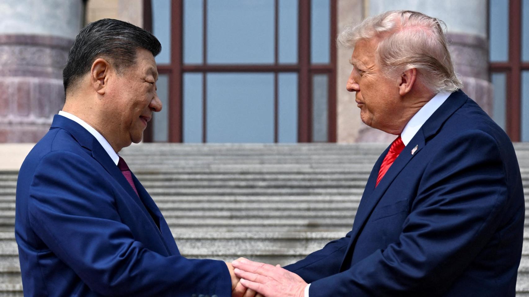 El encuentro entre Donald Trump y Xi Jinping en la escalinata del Palacio del Pueblo de Pekín.