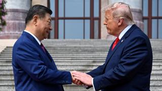 El encuentro entre Donald Trump y Xi Jinping en la escalinata del Palacio del Pueblo de Pekín.