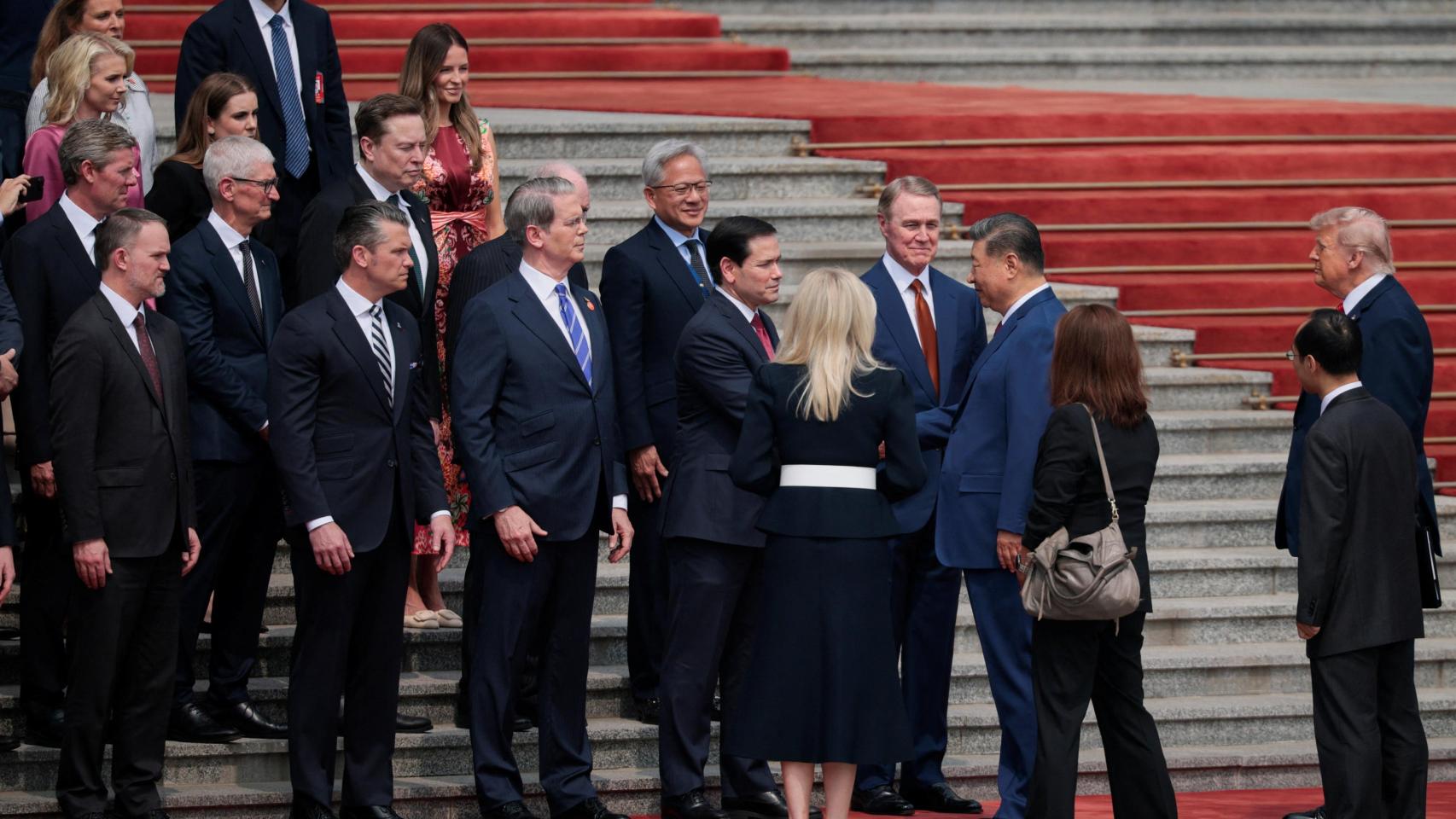 El presidente chino Xi Jinping estrecha la mano del secretario de Estado estadounidense Marco Rubio mientras se encuentra junto al embajador estadounidense en China.