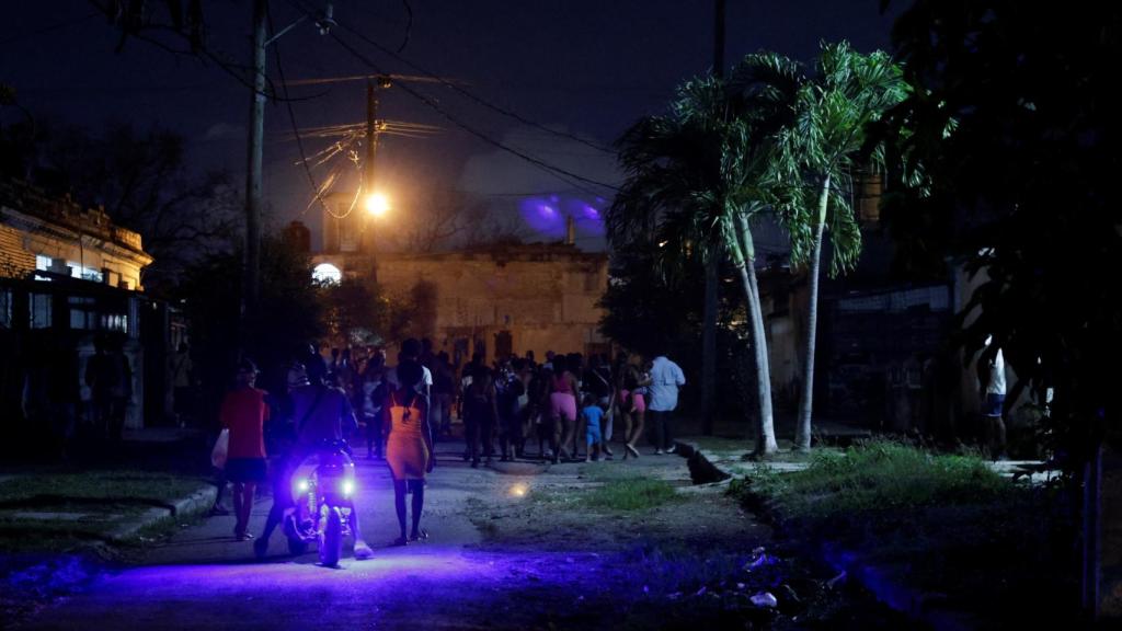 Personas protestan contra los frecuentes cortes de energía mientras la capital, La Habana.