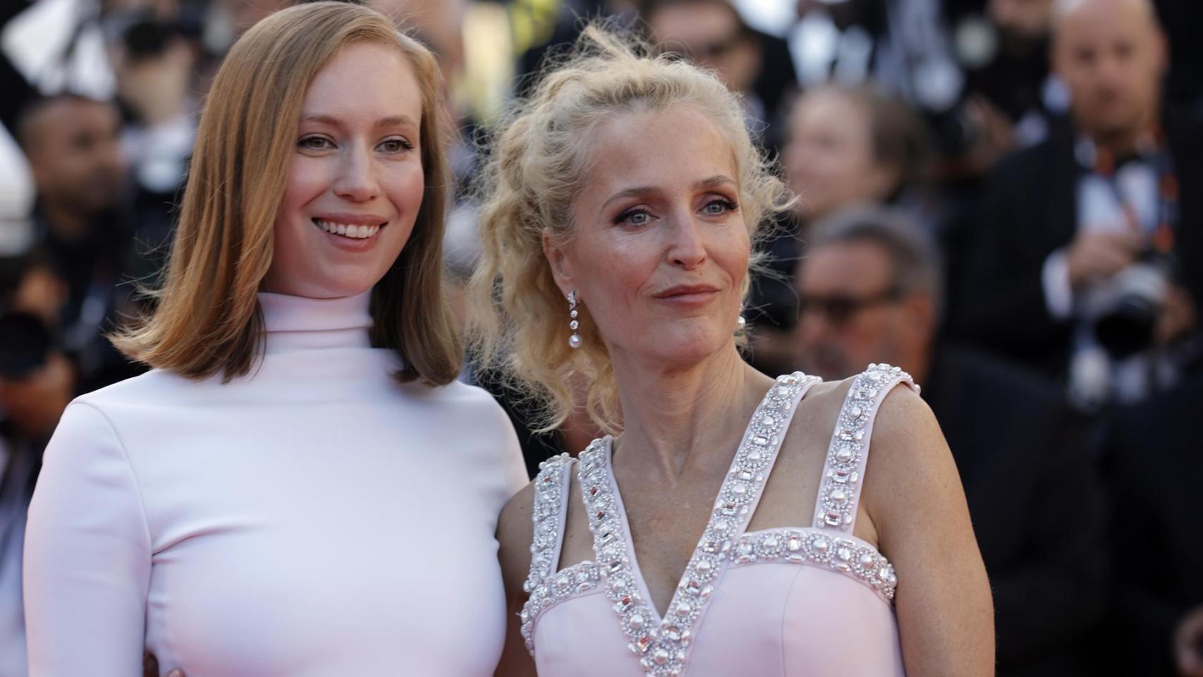 Hannah Einbinder y Gillian Anderson, en la presentación en Cannes de 'Adolescencia, sexo y muerte en Campamento Miasma.'. Foto:  EFE/EPA/TERESA SUAREZ