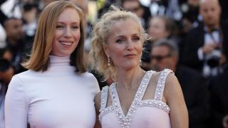 Hannah Einbinder y Gillian Anderson, en la presentación en Cannes de 'Adolescencia, sexo y muerte en Campamento Miasma.'. Foto:  EFE/EPA/TERESA SUAREZ
