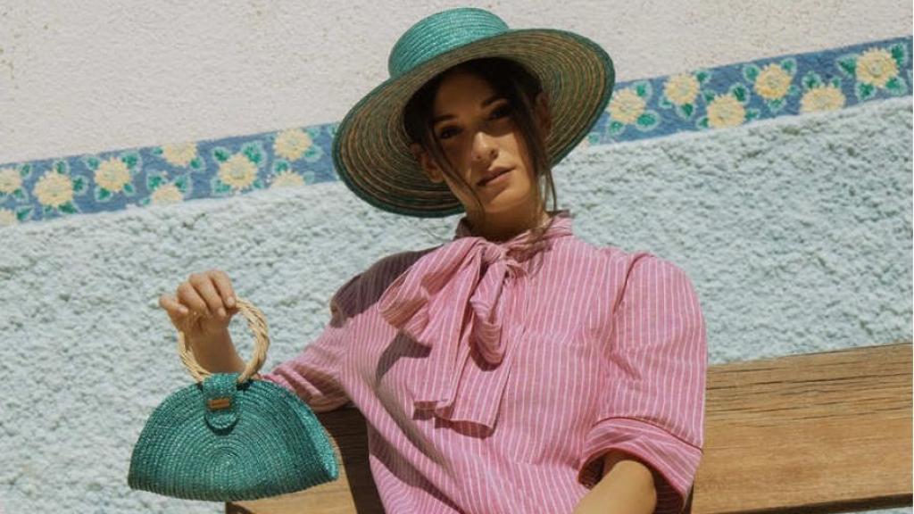 Uno de los bolsos de Zahati en una pose característica.