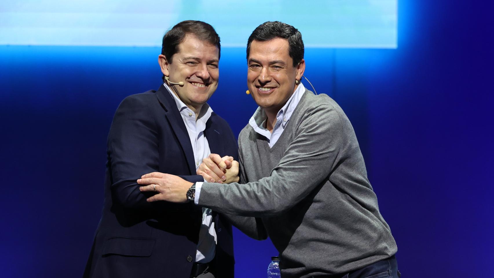 El presidente de la Junta de Castilla y León en funciones, Alfonso Fernández Mañueco, y el presidente de Andalucía en funciones, Juan Manuel Moreno, en la presentación de los candidatos autonómicos del Partido Popular en Zaragoza, en enero de 2023