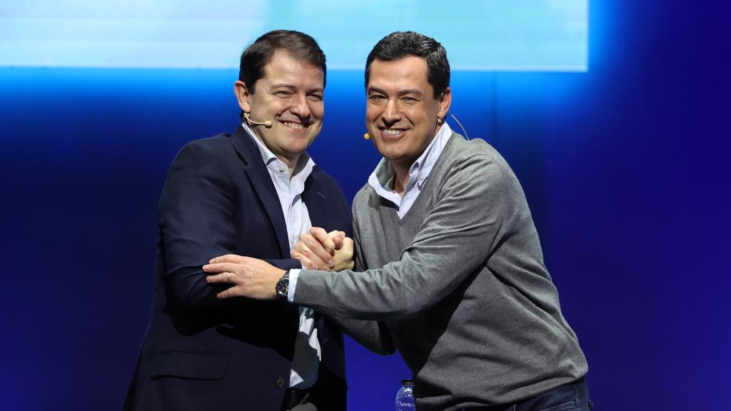 El presidente de la Junta de Castilla y León en funciones, Alfonso Fernández Mañueco, y el presidente de Andalucía en funciones, Juan Manuel Moreno, en la presentación de los candidatos autonómicos del Partido Popular en Zaragoza, en enero de 2023