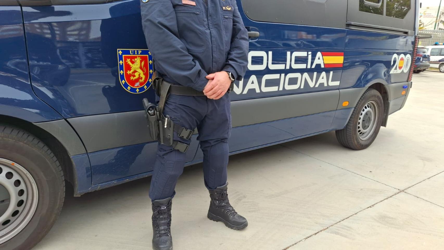 Un policía nacional en Valladolid.
