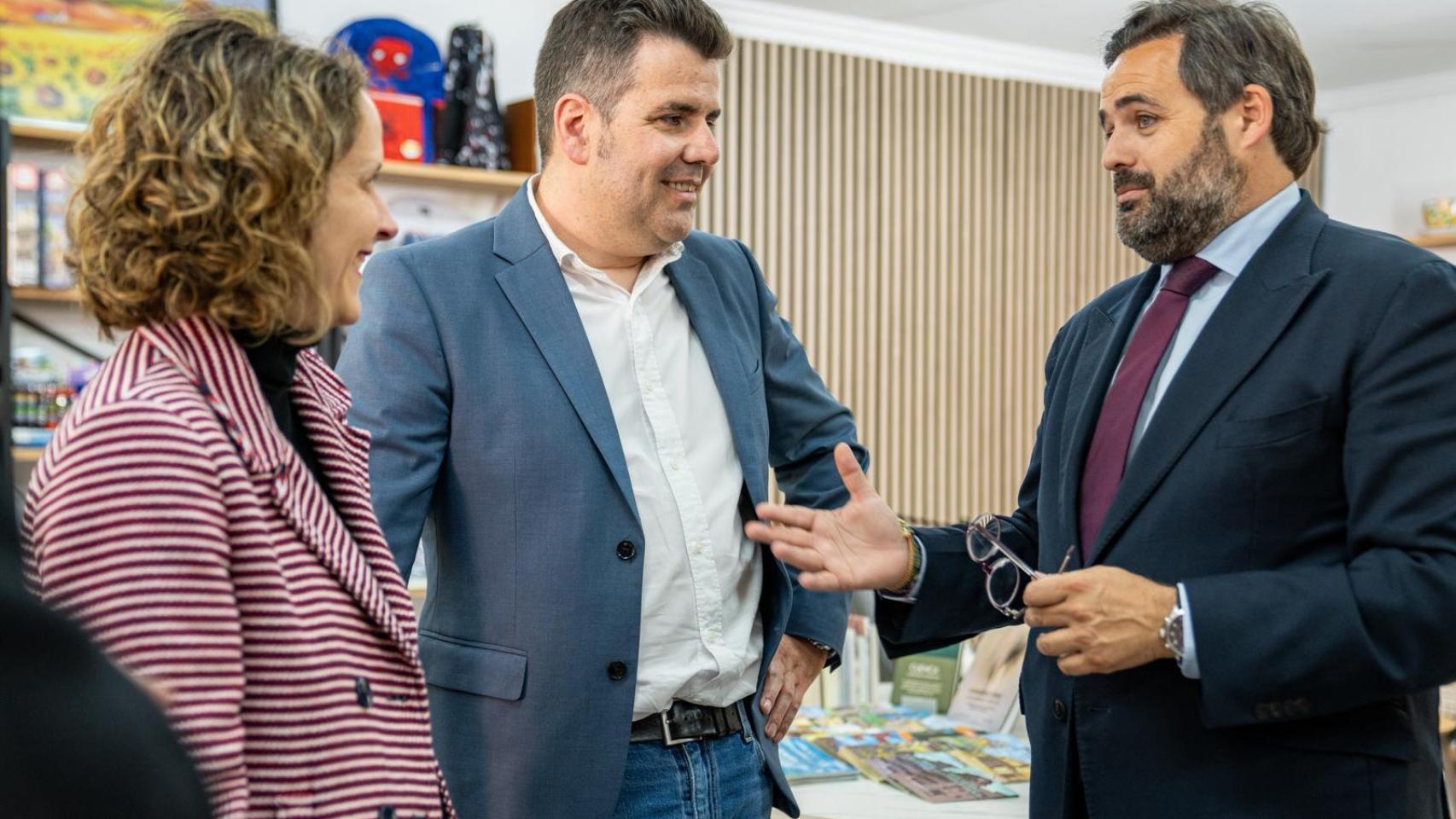 Paco Núñez junto a Almudena Collado y Guillermo Vila.