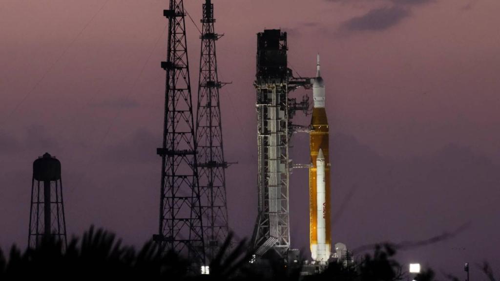 El cohete de Artemis II en la plataforma de lanzamiento.
