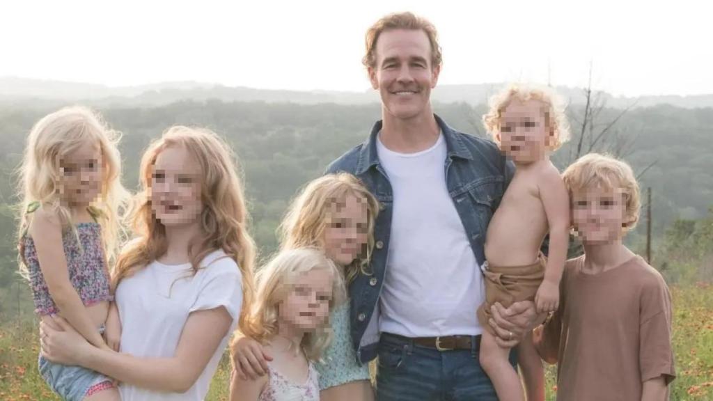 El actor con sus seis hijos.