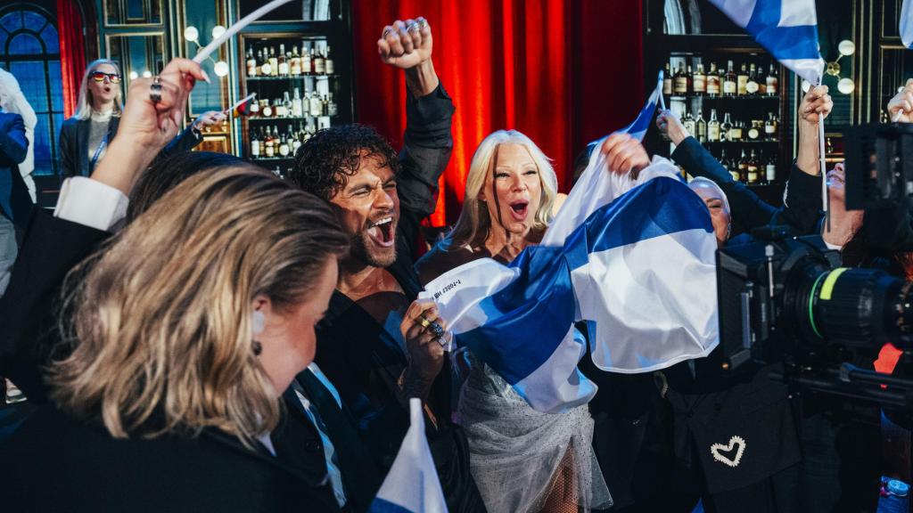 Los participantes de Finlandia celebran su pase a la final de Eurovisión 2026.