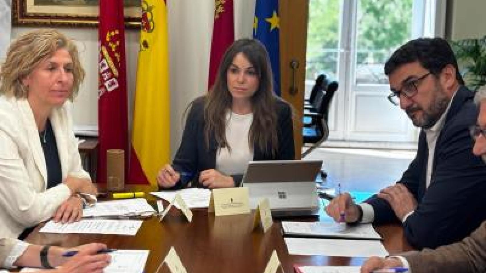 La alcaldesa en funciones, Rebeca Pérez, preside la Junta de Portavoces celebrada en el Ayuntamiento de Murcia.