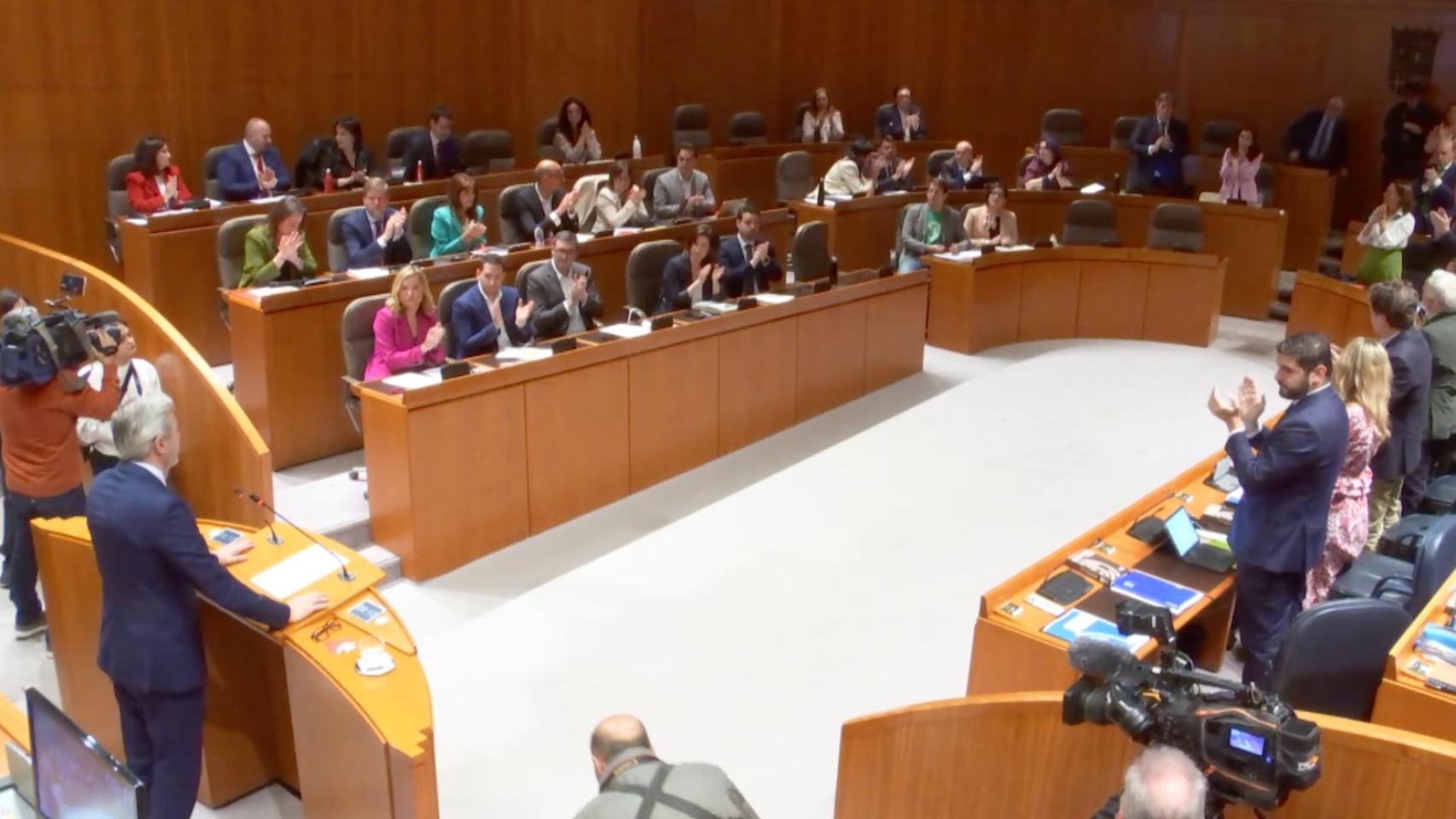 Instante de los aplausos de las Cortes de Aragón en recuerdo a los guardias civiles fallecidos en Andalucía