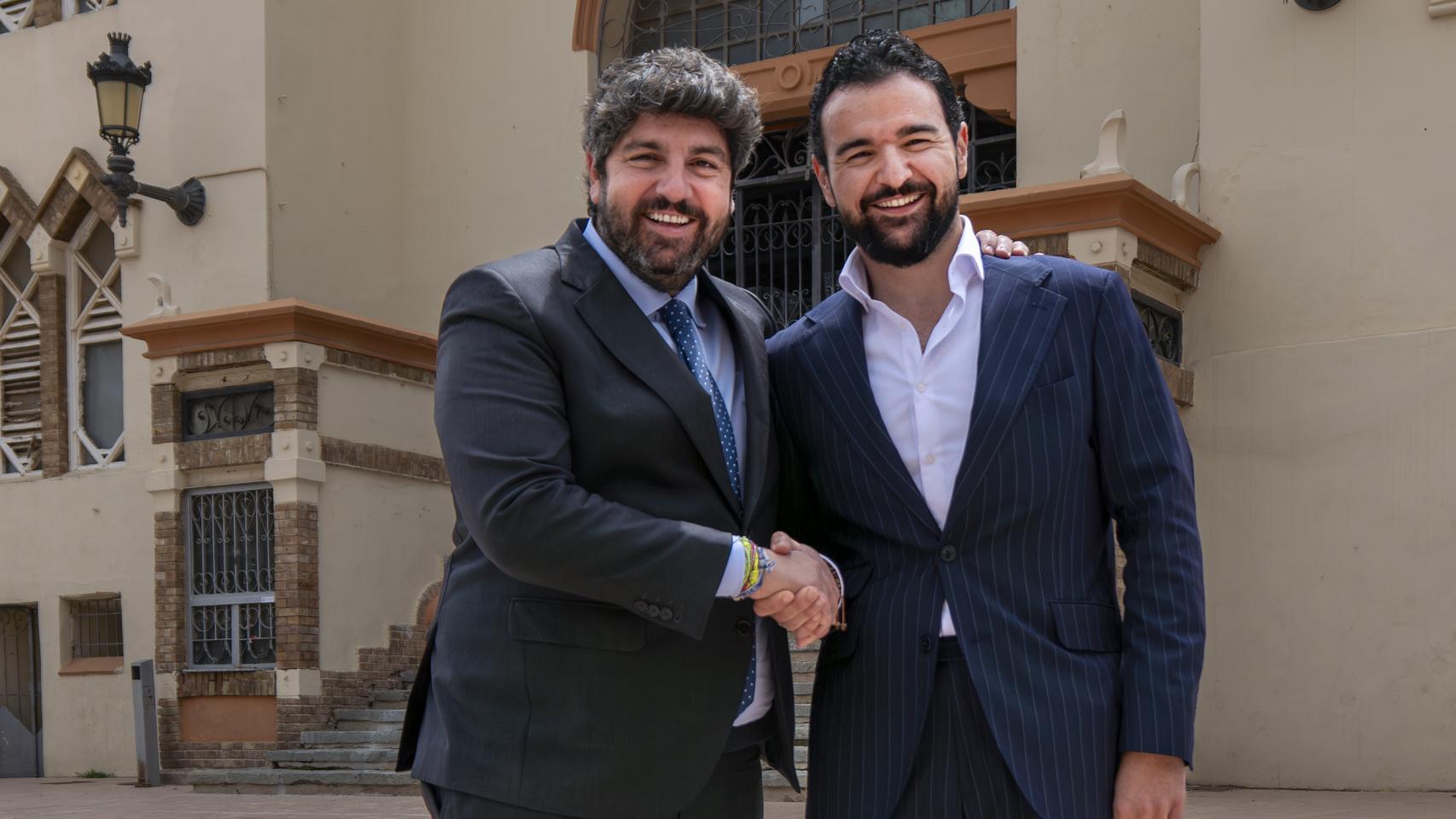 Fernando López Miras y Joaquín Zapata, durante el anuncio del pregón.