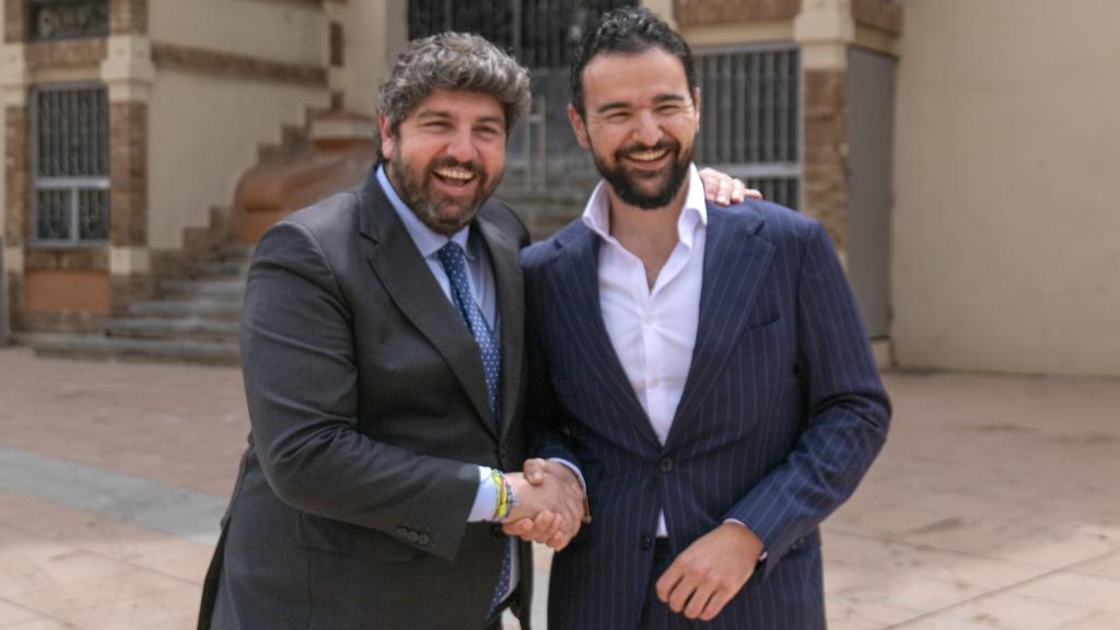 López Miras en un apretón de manos junto a Joaquín Zapata