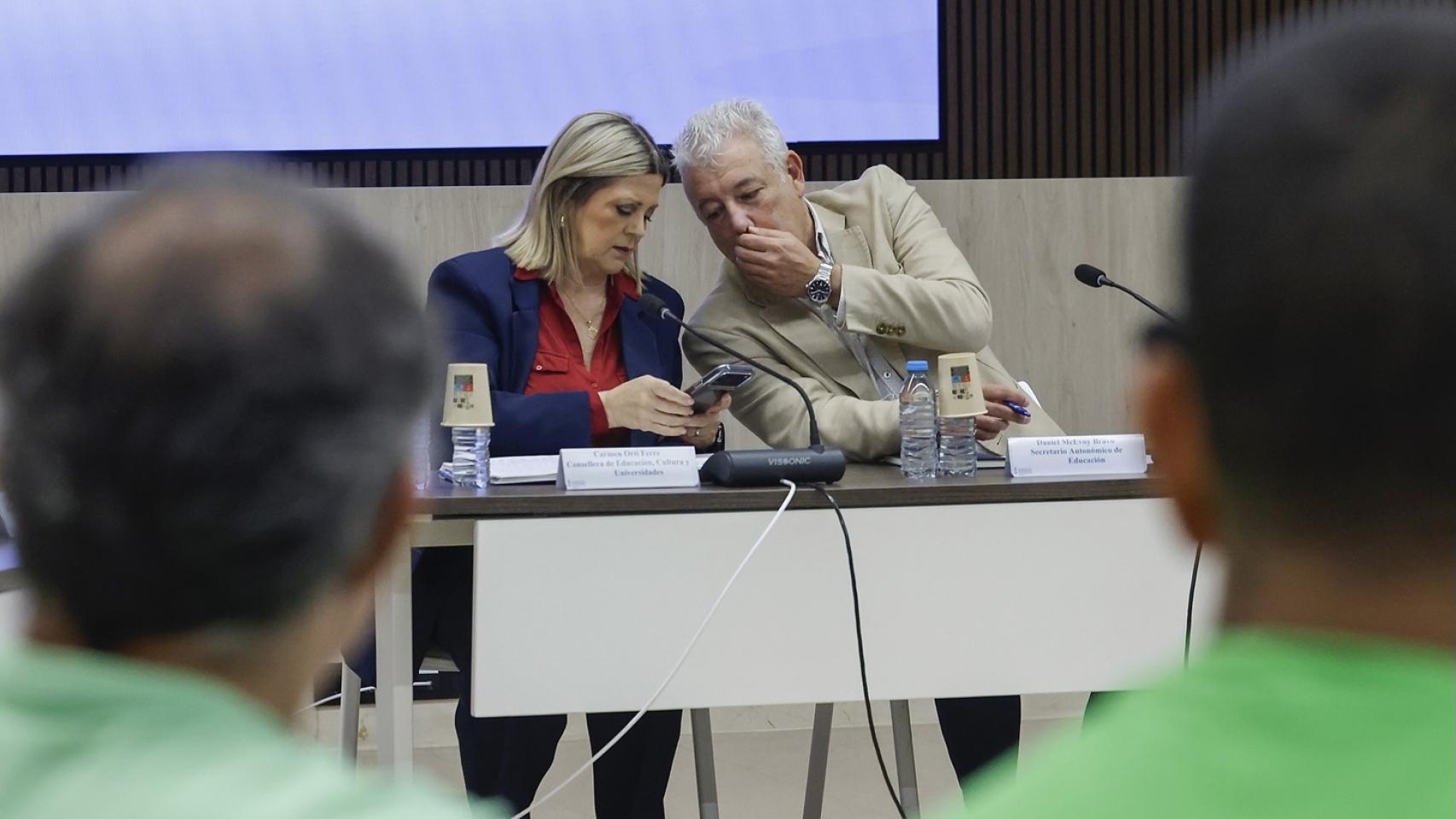 La consellera de Educación, Carmen Ortí, y el secretario autonómico, Daniel McEvoy, en la reunión con los sindicatos. Rober Solsona / EP
