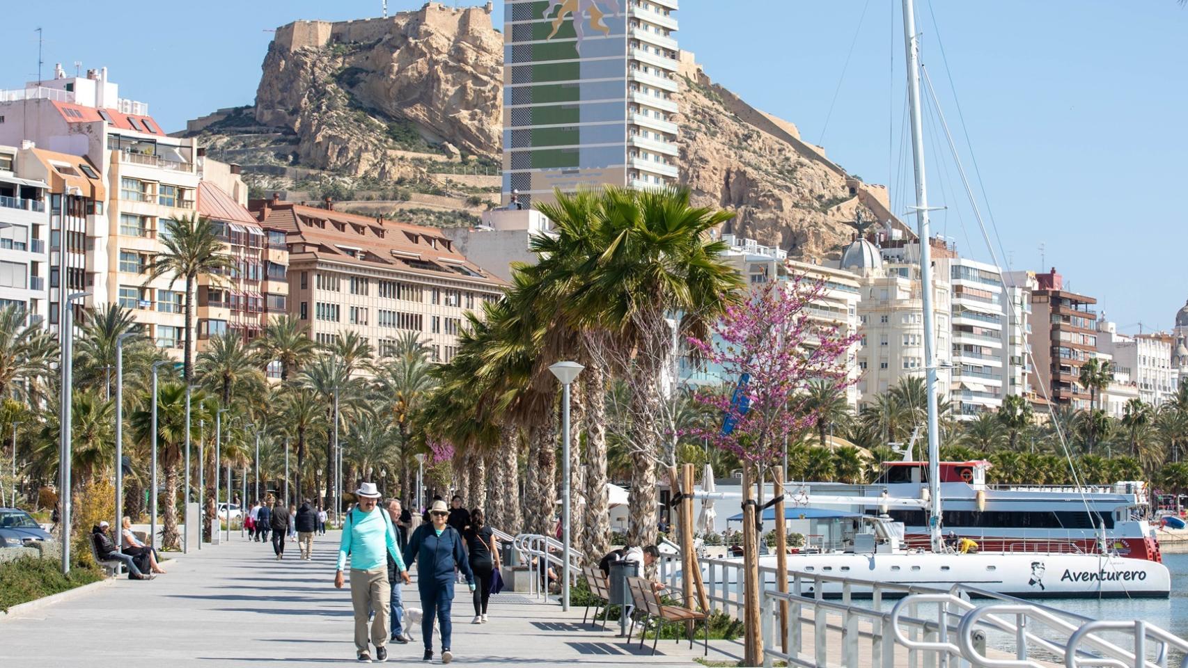 Turistas pasean por el centro de la ciudad, a 26 de marzo de 2026, en Alicante, Comunidad Valenciana (España). 