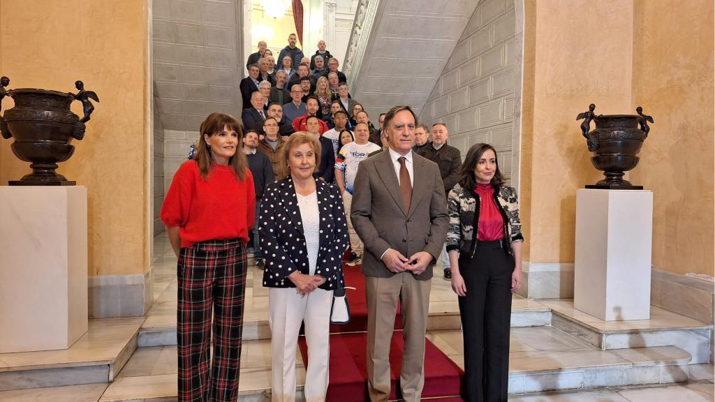 Foto de grupo en el zaguán del Ayuntamiento de Salamanca antes de la presentación festiva por San Juan de Sahagún.